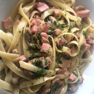 fetuccini fungi con jamon