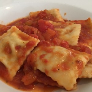 ravioli rellenos de carne en salsa pomodoro