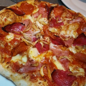 pizza (casi no le pusieron pollo)