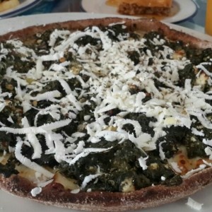 Pizza de espinaca y queso feta