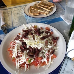 ladopsomo vegetariano (tzatziki + aceitunas)