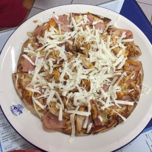 Pizza de pollo con hongos y queso feta al salir