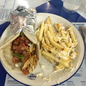 gyro de pollo/ tzatziki aparte  extra de feta