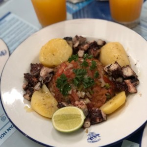 Pulpo al oleo con papas. es un plato simple, natural y delicioso. 