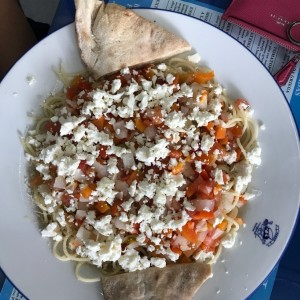 pasta con pique de vegetales y feta