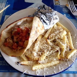 Gyros de Pollo con papitas con queso feta