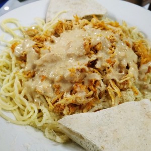 spaghetti en salsa alfredo con pollo