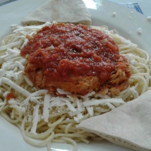 Spaguettini con pollo y salsa pomodoro