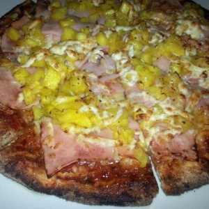 Pizza hawaiana con  queso feta al entrar 