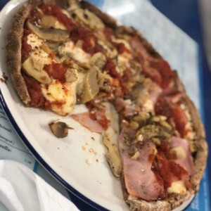 Pizza fusion de quesos con hongos y jamon