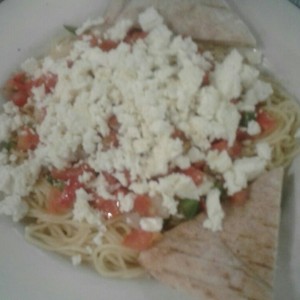 Pasta con pique de vegetales y queso feta