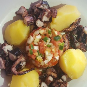 pulpo con papas y ensalada