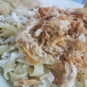 fettucinne al oleo con queso feta y pollo