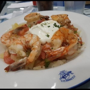 langostino con papas majadas. pique de vegetales y satziki