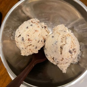 Helado de stracceatela con chocolate de bocas