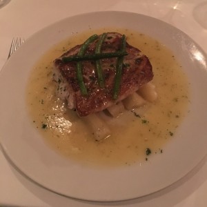 filete de corvina con yucs al mojo