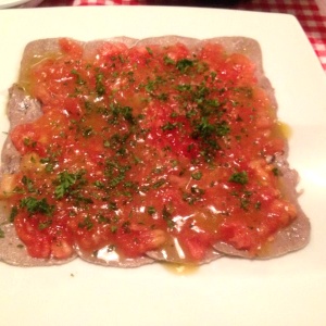 Lengua en aceite de tomate