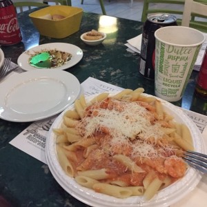 penne con salsa Gamberi con camarones