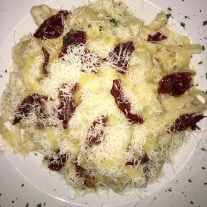 fetuccini, manchego y jamon serrano