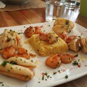 calamares y camarones a la parrilla en salsa de maracuya