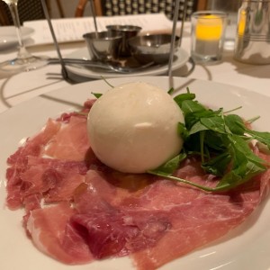 Burrata con prosciutto