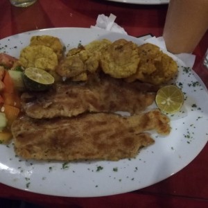 Pescado apanado con patacones