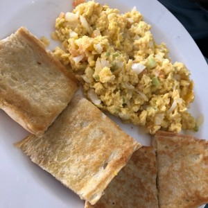 Huevos con tomate y cebollas