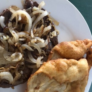 Bistec encebollado con hojaldre