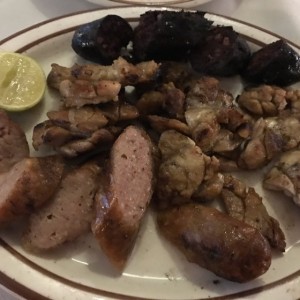 Picada Mixta de morcilla, molleja y butifarra