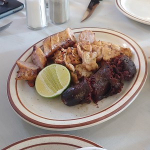 picada de morcilla, molleja y chorizo