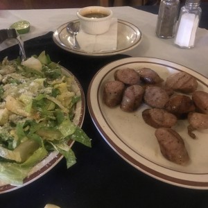 chorizos y Ensalada Cesar