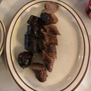 Picada de morcillas y chorizos