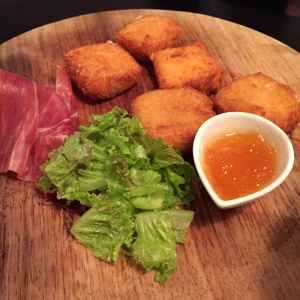 Croquetas de queso gouda con jamon serrano