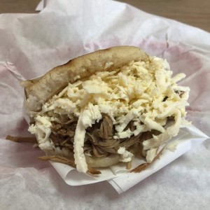 Arepa con Pernil y Queso