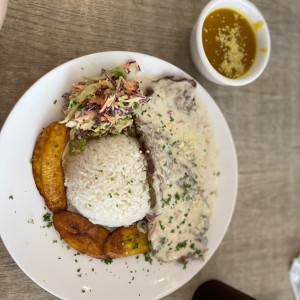 Almuerzo, bisteck en salsa alfredo