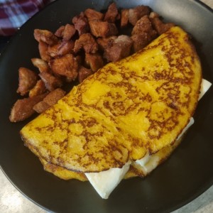 Cachapa con Cochino Frito y Queso de Mano