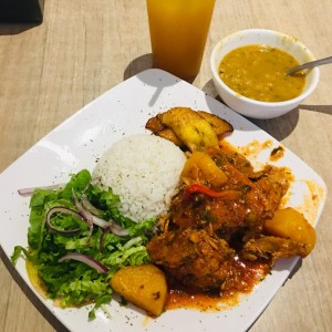 pollo guisado con papas.