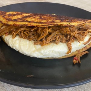 Cachapa con Ropa Vieja, Pollo y Queso de Mano