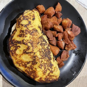 Cachapa con Cochino Frito y Queso de Mano