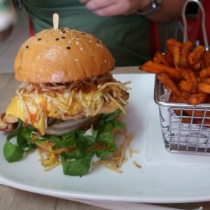 Hamburguesa con camote frito