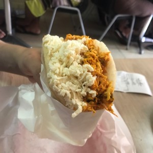 Arepa de pollo y queso