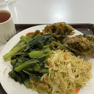 Fideos, hojas de mostaza y vegetales fritos