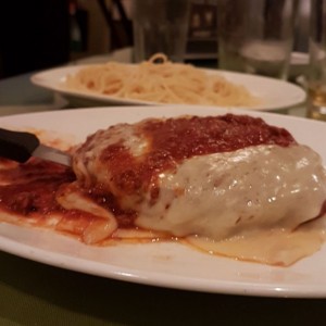 Filete a la Parmesana con Spaghetti en Salsa Blanca