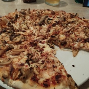 pizza pollo, hongos, anchoas