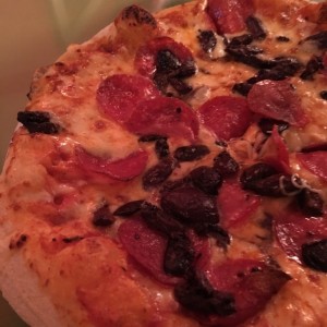 pizza de peperoni con aceitunas negras