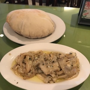 Berenjena encurtida con pan pita. 