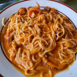 pasta a la pescatore en salsa rosada