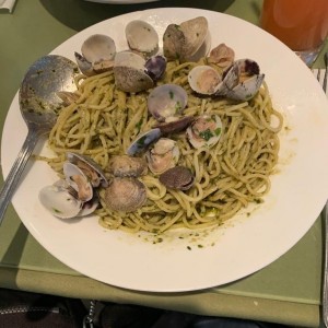 Spaghetti alle Vongole en Salsa Pesto