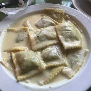 Ravioli con salsa alfredo