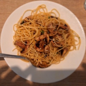 Spaghetti aglio, olio e funghi